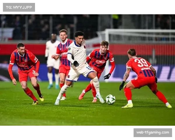 埃弗顿五后卫体系防守密度不足 边路空当被反复利用